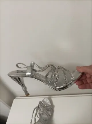 Sandalias plateadas con pedrería