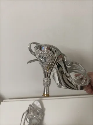 Sandalias plateadas con pedrería