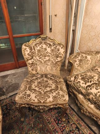 Salotto con divano 2 poltrone e 2 sedie