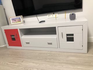 Mueble de salón robusto y prácticamente nuevo