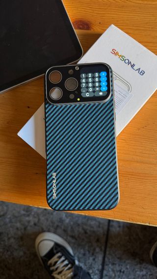 Funda SIMSONLAB iPhone Diseño Carbono