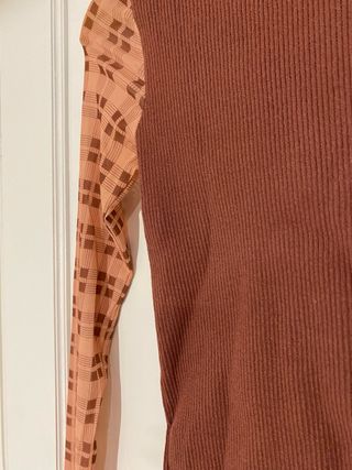 Camiseta cuello alto terracota mangas estampadas