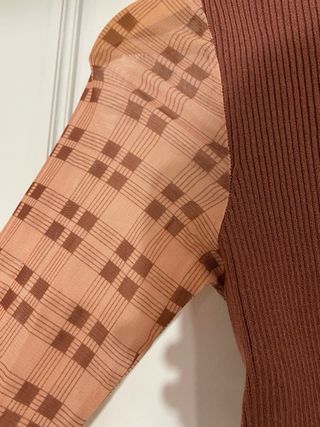 Camiseta cuello alto terracota mangas estampadas