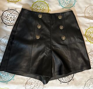 Pantalón corto cuero negro botones dorados