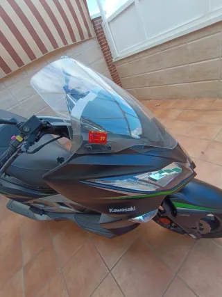 Kawasaki Maxiscooter Negra y Verde