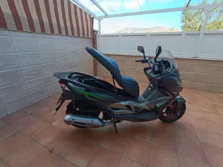 Kawasaki Maxiscooter Negra y Verde