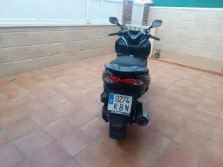 Kawasaki Maxiscooter Negra y Verde