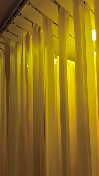 Pasillo pack cortina de tiras amarillas