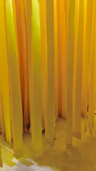 Pasillo pack cortina de tiras amarillas