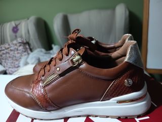 Zapatillas Xti Marrones y Doradas