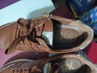 Zapatillas Xti Marrones y Doradas