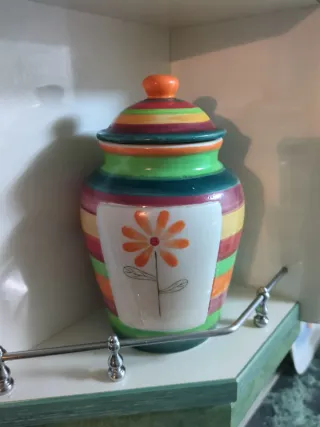 Caja de galletas de cerámica con flor