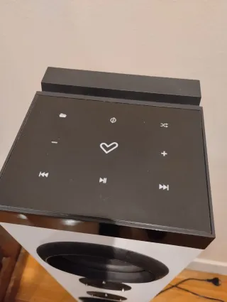 Altavoz de columna blanco