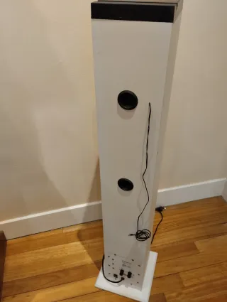 Altavoz de columna blanco
