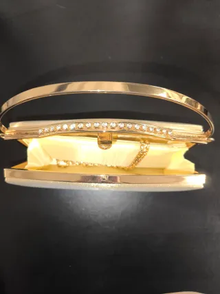 Bolso de fiesta dorado con pedrería