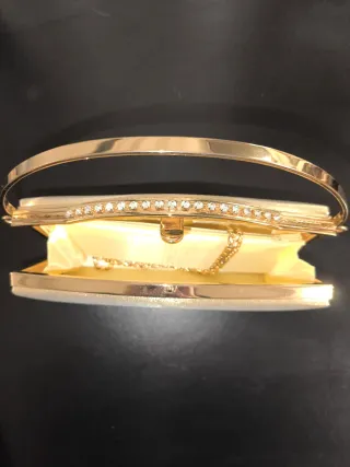 Bolso de fiesta dorado con pedrería