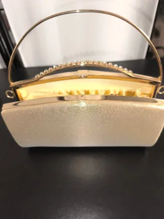 Bolso de fiesta dorado con pedrería