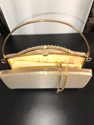 Bolso de fiesta dorado con pedrería