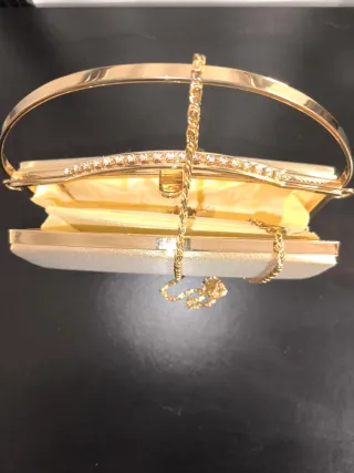 Bolso de fiesta dorado con pedrería