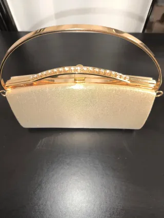 Bolso de fiesta dorado con pedrería