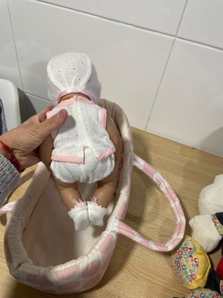 Bebé en su cuna  Muy natural y real