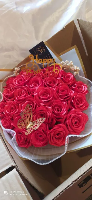 Ramo de rosas rojas y mariposa dorada