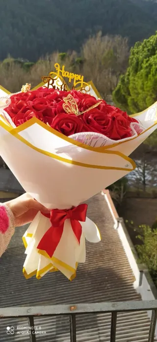 Ramo de rosas rojas y mariposa dorada