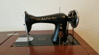 Máquina de coser antigua Alfa