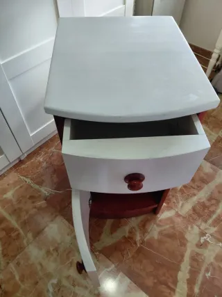 Mesilla de noche de madera blanca y marrón rojizo