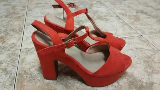 Sandalias de tacón naranjas y rojas