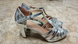 Zapatos de tacón plateados mujer