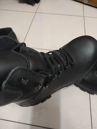 Botas de montaña negras