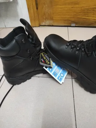 Botas de montaña negras