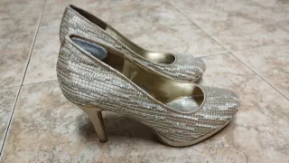 Zapatos de tacón dorados y plateados