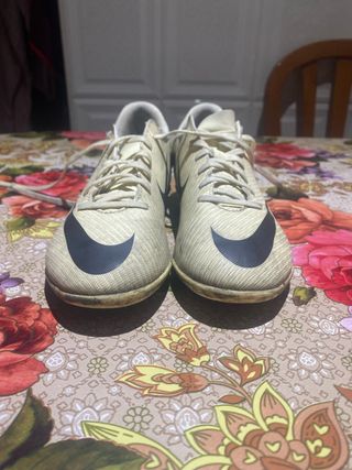 Zapatillas Fútbol Nike Niño Beige/Negro