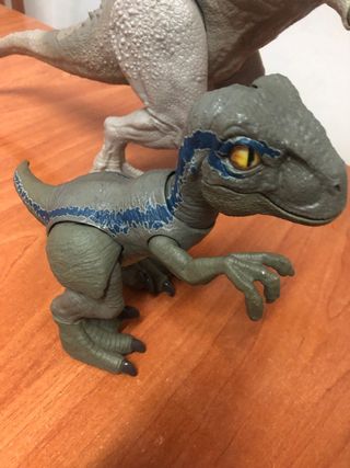 Dinosaurio de juguete azul