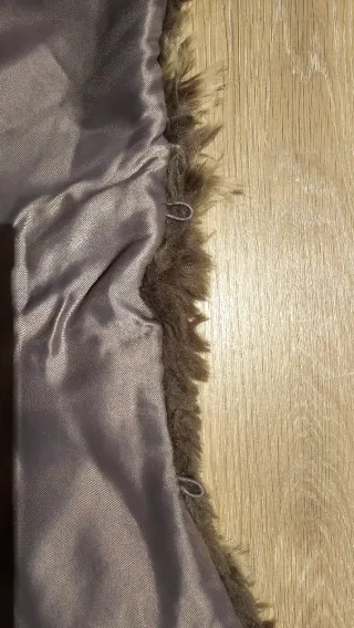 Cuello de piel marrones y otro negro