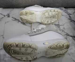 Zapatillas Fila Blancas y Plateadas