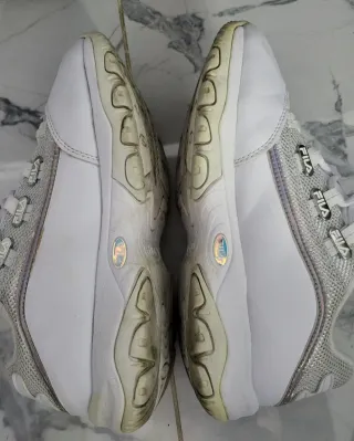 Zapatillas Fila Blancas y Plateadas