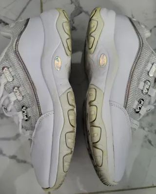 Zapatillas Fila Blancas y Plateadas