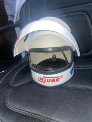 Casco Injusa de juguete blanco