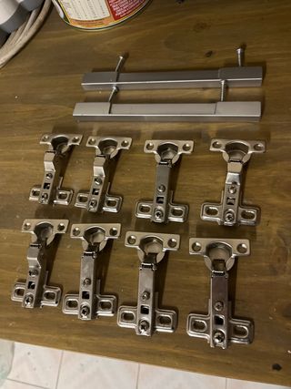 Bisagras abatibles y tiradores