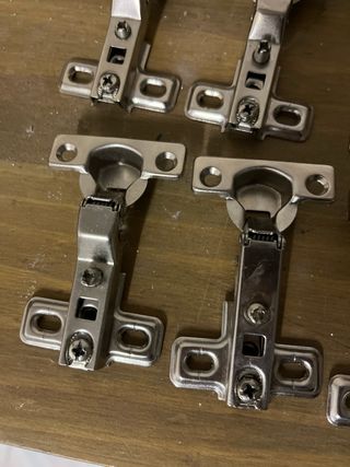 Bisagras abatibles y tiradores