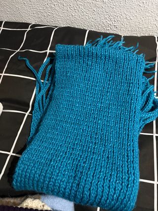 Bufanda tejida azul con flecos