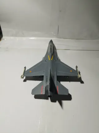 Maqueta Avión F-16 C/D Night Falcon