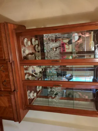 Mueble de ajuar de madera y cristal