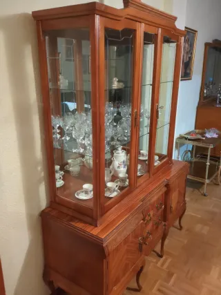 Mueble de ajuar de madera y cristal