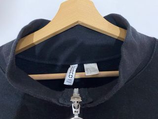 Sudadera negra cuello alto cremallera