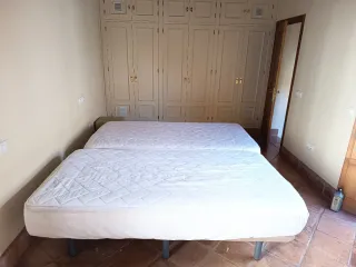Vendo 2 Colchónes con sus bases y patas de 105x200