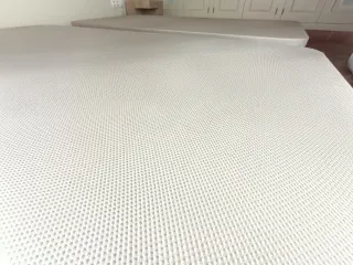 Vendo 2 Colchónes con sus bases y patas de 105x200